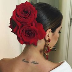 Spanish Flamenco Hair, Flamenco Hairstyle Spanish, Mexican Hair Updos, Spanish Updo Hairstyles, Spanish Hair Styles, 16 De Septiembre Hair Ideas, Roses In Hair Hairstyles, Flamenco Wedding Dress Spanish Style, Spanish Bun Hairstyle