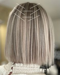 Dimensional Foilayage technieken Foilayage Blonde Hair, Dimensional Bob, Grey Transition, Dark Ash Blonde Hair, Dimensional Balayage, Blonde Bob Hairstyles, Caramel Hair, Ash Blonde Hair, Hair Color Techniques