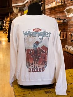 t-shirt Dolly Sweatshirt, Western Shopping, Edgy Cowgirl, Western Closet, Willie Nelson Shirt, Roma Style, Backwoods Barbie, Western Sweater, Cute Western Outfits