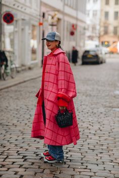 Pink Look, Mode Mantel, Autumn Winter 2022, Broken Arm, Coat Street Style, Copenhagen Fashion, Contemporary Clothing, Style Photo