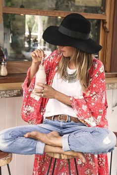 Floppy wide brim hat, long floral kimono, distressed boyfriend jeans and classic white t-shirt. Look Kimono, Bohemian Winter, Mode Prints, Interior Boho, Casual Chic Outfits, Mode Kimono, Maxi Kimono