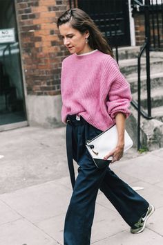 15 Looks De Inspiración Para Usar Un Sweater Rosado – Cut & Paste – Blog de Moda Wide Leg Pant Outfit, Laid Back Outfits, Oversized Sweater Outfit, Winter Sweater Outfits, Pullovers Outfit, Quoi Porter, Oversize Pullover, Pullover Outfit, Stylish Sweaters