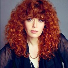 Natasha Lyonne Russian Doll, Natasha Lyonne, Pelo Afro, Curly Hair Styles Easy, Curly Hair With Bangs, Russian Doll, Hair Crush, Great Hair, Vintage Hairstyles