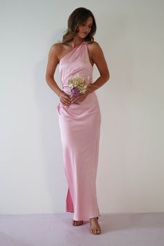 Femme en robe rose portant un bouquet de fleurs. Guest To Wedding Outfit, Soft Pink Dress Formal, Rosa Prom Dress, Pink Bridesmaid Dresses Mismatched Shades, Satin Pink Bridesmaid Dresses, Bridesmaid Dresses Baby Pink, Wedding Guest Pink Dress, Pink Dress Accessories, Soft Pink Bridesmaid Dresses