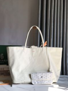 i1683004694_4565_6 Luxury Reversible Tote Shoulder Bag, Casual White Reversible Shoulder Bag, White Reversible Bags For Shopping, White Reversible Shoulder Bag For Travel, White Reversible Shopping Bags, Reversible White Shoulder Bag For Travel, Goyard Tote, Symmetrical Pattern, Delivery Bag