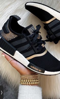 Black And White Tennis Shoes Outfit, Women's Tennis Shoes, Fall Tennis Shoes Outfit, Sneakers Trend 2024 Women, Dressy Tennis Shoes, Black Tennis Shoes Outfit, Designer Tennis Shoes, Trendy Womens Sneakers, Tennis Shoes Outfit