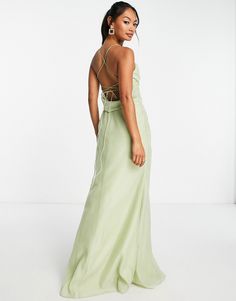 Klänningar från ASOS DESIGN Alla andra klänningar kan gå hem Vid halsringning Korsade remmar i ryggen Lårhög slits Regular fit/normal passform Cami Maxi Dress, Evening Outfits, White Maxi Dresses, Chic Dress, Minimal Fashion, Thigh High, Wrap Skirt, Feminine Style, Bridesmaid Dress