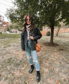 Fall outfit ideas thanksgiving outfits autumn vibes Look Jean, Cold Outfits, Jeans Mom, Trendy Fall Outfits, Cute Fall Outfits, Beauty And Fashion, Outfit Inspo Fall, Fall Fashion Outfits, Casual Fall Outfits