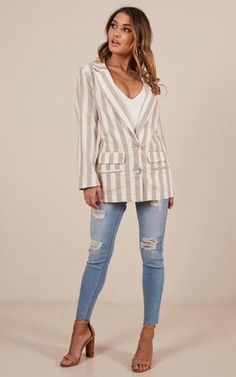 Cómo Llevar un Blazer con Estilo Check more at https://noticiastu.com/belleza-moda/como-llevar-un-blazer-con-estilo/ Pageant Rehearsal Outfit, Outfit Con Blazer, Leah Perkins, Casual Chic Summer, Fiesta Outfit, New Looks, Casual Chic Outfit, Striped Blazer