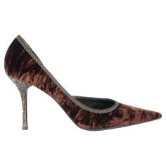 Crafted with luxurious brown velvet and leather and inlaid hell, these Le Silla heel shoes from the 2000s feature delicate passementerie detailing along the edge and a beautifully decorated inlaid heel. Elevate any outfit with these timeless and elegant decolletes. Size: 39 It 7.5 Us 6 Uk Heel Shoes: 9 cm CONDITIONS: New without label, the item has never been used, it is new but without the original tags. Shoes 2000s, Hippie Goth, Elegant Pumps, Punk Vintage, Brown Velvet, Brown Heels, Womens Shoes High Heels, Vintage Shoes, Heel Shoes