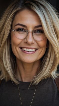 Fall Hairstyles For Round Faces, Long Bob Thick Hair Round Face, Bob Long Face, Trendy Haircuts 2024, Moms Hairstyles, 4b Hair Type, Short Shoulder Length Hair, Straight Haircuts