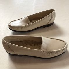 A Slip-On Moccasin Loafer With Timeless Style That Is Designed To Follow The Shape And Natural Arches Of Your Foot; Simplify Utilizes A Comfortable Tripad-Moc Construction For Extra Comfort And Support. Simplify Provides Extra Toe Room To Allow Your Foot To Properly Set When Walking As Well As A Soft Shock- Reducing Polyurethane Sole For A Lighter, Cushioned Step. The Odor-Resistant Tri-Pad System Cushions The 3 Pressure Points Of Your Foot: The Inside Ball, Outside Ball, And The Heel. Brand: Sa Classic Almond Toe Slip-ons For Everyday, Elegant Everyday Slip-ons With Flat Heel, Classic Beige Slip-ons For Office, Elegant Everyday Slip-ons With Leather Sole, Classic Cream Slip-on Moccasins, Classic Everyday Loafers With Leather Footbed, Formal Beige Slip-ons With Leather Footbed, Formal Cream Slip-on Flats, Classic Leather Sole Loafers For Everyday