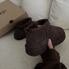 #uggboots #uggbooties #skims #streetwear #blackgirlfashion #winteroutfits #brownuggs #tasmanuggs #sneakers Skor Sneakers Nike, Buty Ugg, Brown Uggs, Fall Boards, Mode Hippie, Fall Mood