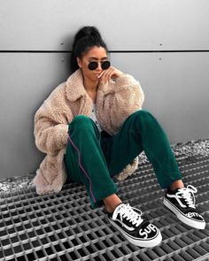 Teddy bear flurry coat Teddy Coat Outfit, Robes Glamour, Mode Tips, Macklemore, Blazer Outfit, School Looks, Looks Street Style, Street Look, Green Pants