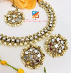 Goldenes Spiegel-Einzellinien-Choker-Halsketten-Ohrstecker-Tikka-Set

 KOSTENLOSER Versand von Kanada in die USA, Europa, Italien, Norwegen und überall sonst möglich.



 Entdecken Sie weitere PUNJABI BRAUTSCHMUCKSETS

 👉 PUNJABI BRAUTSCHMUCK ONLINE

 🛒 INDISCHER BRAUTSCHMUCK



 📦 Unübertroffener KOSTENLOSER weltweiter Versand 












 Sona, Kanada ⭐️⭐️⭐️⭐️⭐️

 Was für eine tolle Erfahrung!! Ich liebe meine einzeiligen Halsketten❤❤ beste Qualität und so elegant. Die schnellste Li Bridal Jewellery Online, Golden Mirror, Indian Bridal Jewellery, Europe Italy, You Are Wonderful, Jewellery Sets, Single Line, Studs Earrings, Bridal Jewellery