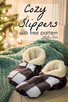 cozy slippers with free pattern are perfect for the holiday season and also as a christmas tree decoration