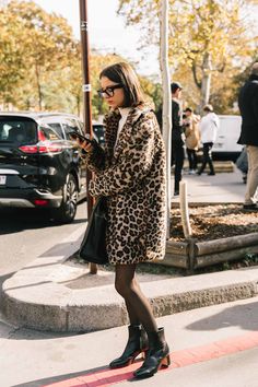 Street Style #PFW / Día 6: 'animal prints' y acentos en rosa, prendas con vocación de clásico que parecen muy nuevas... Todo lo que aprendimos del 'street style' de París. © Diego Anciano / @collagevintage2. Mode Boho, Retro Mode, 10 Reasons, Animal Print Dresses, Style Dresses