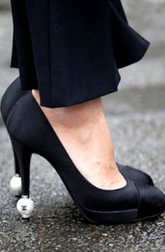 Chanel's take on tuxedo chic Slingbacks Outfit, Shoes With Pearls, Chanel Couture, Chic Shoes, Latest Shoe Trends, Slingbacks, Fabulous Shoes, Carrie Bradshaw, Crazy Shoes