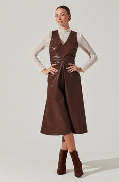 Faux leather V-neck midi dress Perfect for work to wherever Ruched sides with center seam detail Partially lined at upper bodice Functional side pockets Concealed center back zipper Dry clean only Self: 55% Polyester, 45% Polyurethane / Lining: 100% Polyester (Top/Pocketing) Style #ACDR102467 Leather Midi Dress, Dress Hairstyles, Astr The Label, V Neck Midi Dress, Spring Tops, Polyester Top, Sweater Blouse, Black Midi Dress, S Models