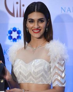 2,074 Likes, 11 Comments - Kriti Sanon (@team.kriti) on Instagram: “Kriti is the new face of Gili Jewellery ✨” Tassel Blouse Designs, White Blouse Designs, Hot Wallpapers, Tassel Blouse, Choli Blouse, Saree Blouse Neck Designs, Lehenga Blouse Designs, Sari Blouse Designs, Blouse Designs Indian