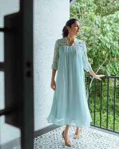 Dress Anarkali, Salwar Neck Designs, Simple Frock Design, Stylish Kurtis Design, Salwar Suit Designs, Simple Frocks, Casual Frocks, Anarkali Dress Pattern, Simple Kurta Designs