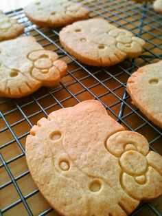 Pink Pompompurin, Kitty Cookies, Kawaii Foods, Hello Kitty Cookies, Kawaii Kuromi, Pretty Desserts, Sanrio Stuff, Hello Kitty Cake, Yummy Comfort Food