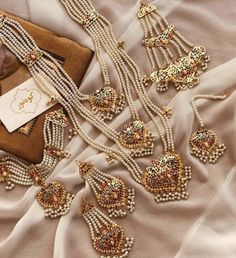 Pakistani Gold Jewellery Design, Jewellery Set Gold, Trending Jewellery, Wedding Jewellery Designs, Jadau Jewellery, Bridal Jewellery Inspiration, Wedding Jewelery, Kundan Jewellery Bridal, Indian Wedding Jewelry Sets