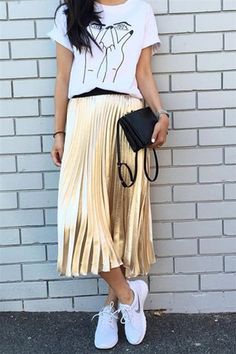 Gold Pleated Skirt, Rok Outfit, Gonna In Tulle, Pleated Skirt Outfit, Skirt Diy, Winter Skirt Outfit, Rock Outfit, Women's Outfits By Occasions, Metallic Skirt