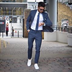 A Man In A Suit, How To Wear Sneakers, Man In A Suit, Coat White, Blue Coat, Graduation Outfit, Suit Style, Pants Blue