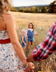 Fun Family Pictures, Portret Feminin, Cute Family Photos, Family Photoshoot Poses, Family Portrait Poses, Family Picture Poses, Decoration House, Photography Poses Family, Family Photo Pose