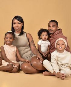 Black Family Photoshoot Spring, Black Family Of 7 Photoshoot, Beautiful Black Family Photos, Black Family Photoshoot With Twins, Family Pictures Black People, Family Photoshoot Black People, Melanin Family Photoshoot, Sibling Photo Shoots, Southern Photography