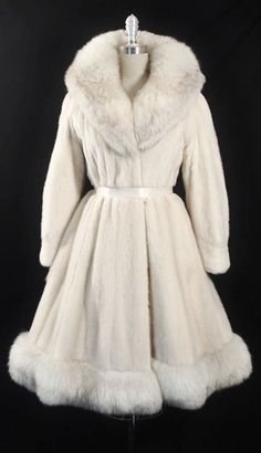 1950s Christmas Dress, Retro Vintage Outfits 1950s, Fur Dress Outfit, Winter Coat Aesthetic, 1950s Winter Fashion, Vintage Christmas Outfit, Dress With Fur Coat, Winter Princess Dress, Winter Dress Coat