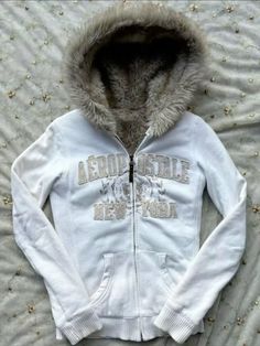 Y2k Fuzzy Jacket, Aeropostale Fur Hoodie, Jackets With Fur Hood, Fur Trim Hoodie, Y2k Fur Jacket, White 2000s Aesthetic, Fur Hoodie Outfit, 2000s Jacket, White Fur Jacket