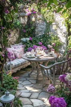 Ein einladender Cottage Garten Terrasse mit rustikalem Tisch und blühenden Hortensien Garden Cottage Aesthetic, Cottages À La Campagne, Lilac Garden, Courtyard Outdoor, Cottage Garden Ideas, Garden Nook, French Country Garden, Backyard Balcony, Chicken Garden