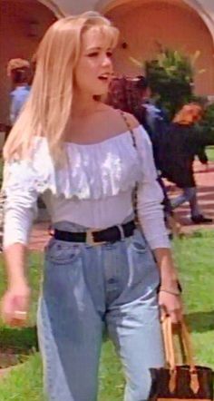 Kelly Taylor 90s fashionista. Kelly Taylor 90210, 90210 Fashion, Fashion Brenda, Kelly Taylor, Chica Dark, 90’s Outfits, Taylor Outfits, 90s Inspired Outfits, 00s Fashion