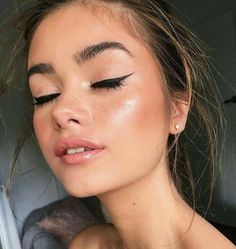 Eyeliner Cat, Makeup Tip, Cat Eyeliner, Glitter Eyeliner, Basic Makeup, Glowing Skincare, Natural Wedding Makeup, Makeup Hacks, Trendy Makeup