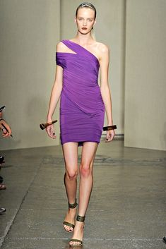 Donna Karan Spring 2012 Ready-to-Wear collection, runway looks, beauty, models, and reviews. Seductive Dress, Runway Outfits, American Fashion Designers, Purple Dress, Modern Luxury