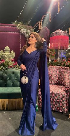 Off Shoulder Saree Jacket, Cocktail Saree Look, Dark Blue Saree For Farewell, Farewell Sarees For Brown Skin Tone, Saree Farewell School Classy, Royal Saree Look, Saree Ideas For Farewell, Convocation Saree Ideas, Kurti Selfie Poses