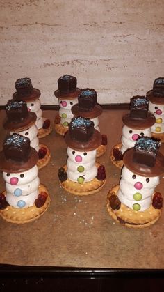 there are many desserts made to look like snowmen on top of each other