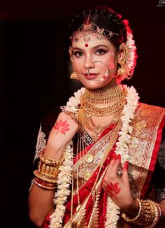 Reception Bride Makeup, Kolkata Wedding, Bridal Lookbook, Desi Couture, Indian Gold Necklace Designs, Fashionable Saree, Reception Bridal Dress, Bookmarks Diy, Bengali Bridal Makeup