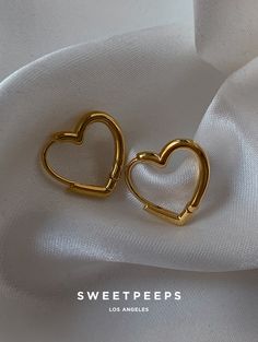 Pretty Jewelry Necklaces, Earrings Aesthetic, Heart Hoop Earrings, Golden Earrings, Jewelry Photography, Girly Jewelry