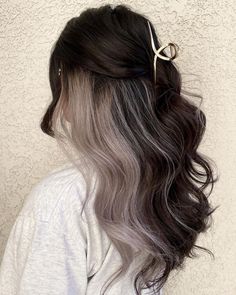 Dark Brown Hair With Ash Blonde Peekaboos, Cute Colors To Dye Your Hair Natural, Two Tone Brown Hair, Hair Color Ideas For Curly Hair, Purple Peekaboo Hair, Split Dye