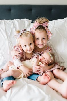 Newborn Photography With Older Siblings, Newborn Photography 3 Siblings, Newborn Photography Older Siblings, Newborn Photography Poses With Siblings, Newborn Photo Shoot Ideas With Siblings, Family Photoshoot With Newborn And Siblings, Newborn Baby With Siblings, Newborn Photography Sibling Poses, Siblings With Newborn