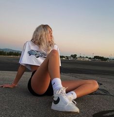 Nike Blazer Outfits Summer, Nike Blazer Gym Outfit, Nike Blazers Outfit Ideas, Nike Blazer Outfit, The Clean Look, Summer Poses, Pose Fotografi, Foto Poses, Looks Street Style