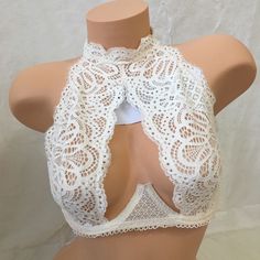 Nwt. Underwire Fitted Lace Bra In Coquette Style, Coquette Fitted Lace Bra, Fitted Lace Coquette Bra, White Fitted Bra For Party, Fitted White Bra For Party, White Underwire Bra For Night Out, Stretch Lace Bra With Lined Body, Fitted Lace Bra Partially Lined, Fitted Lace Closure Bra For Night Out