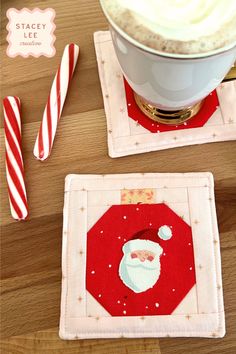 DIY Christmas Ornament Coasters made from quilt blocks, adding festive decor and tabletop protection. Quilted Coasters Patterns Free, Coasters Sewing, Santa Coasters, Christmas Quilting Projects, Quilted Coasters, Christmas Quilting, Diy Christmas Ornament, Start Quilting