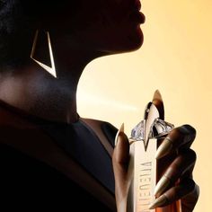 Alien Goddess Intense – A vibrating Eau de Parfum - MUGLER Mugler Alien Goddess, Positive Feelings, Willow Smith, Jasmine Tea, Incandescent Light