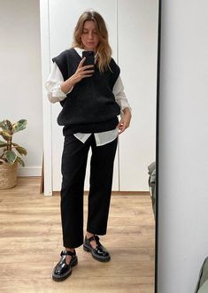 Casual Shoes For Work For Women, Patent Mary Janes Outfit, Cool Work Outfits Women Business Casual, Mary Jane Shoes Outfit Jeans, Wardrobe Corner, Mary Jane Outfit, Mary Janes Outfit, Loafers Outfits, Mary Jane Shoes Outfit