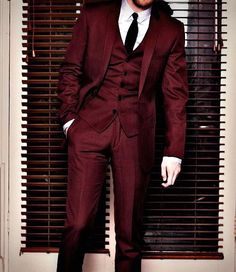 Dark Red Suit, Men Suits Wedding, Terno Slim, A Man In A Suit, Red Wedding Theme, Man In A Suit, Groom Tuxedo, Burgundy Suit