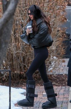 Kendall Jenner Ski Outfit, Hailey Bieber Aspen, Kendall Jenner Christmas Outfit, Kendall Jenner Ski, Black And White Ski Outfit, Russian Outfits Street Style, Black Moon Boots Outfit, Kylie Jenner Winter, Lake Tahoe Winter Outfits